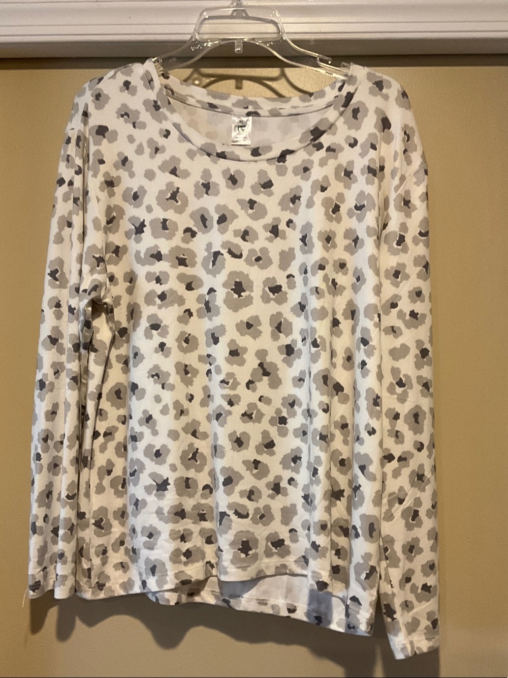 NWT This & That Women's Long Sleeve Leopard Print pajama top XL